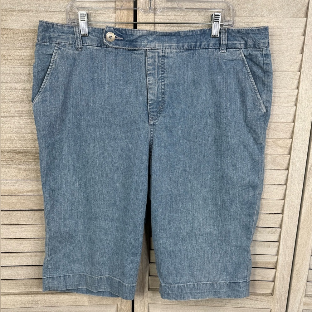 BANDOLINO Women's Light Wash Denim Bermuda Jean Shorts-14